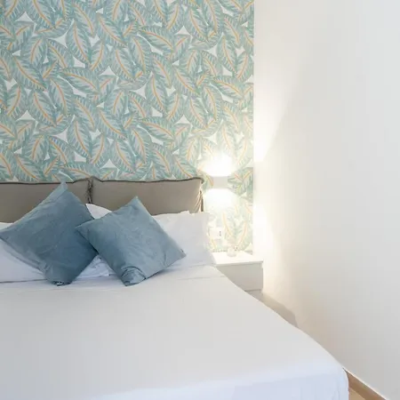Four Luxury Apartment *